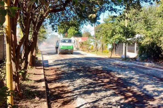 Estan avanzando con la compactación y preparación del suelo en calle Belazque,